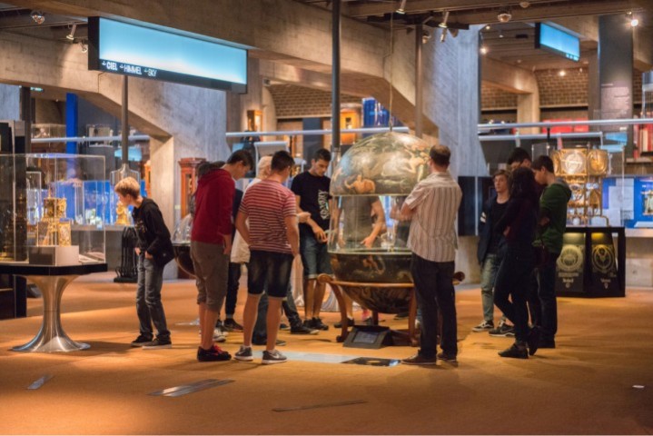 Besucher im Museum | Musée International d'Horlogerie | La Chaux-de-Fonds
