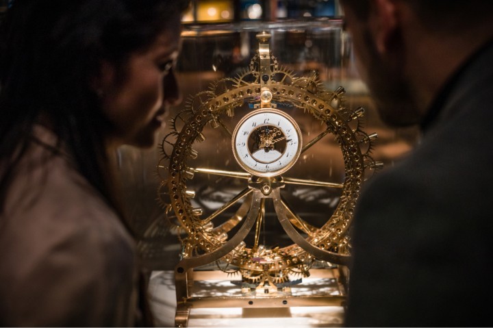 Besucher vor einer Uhr | Musée International d'Horlogerie | La Chaux-de-Fonds