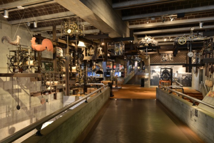 Glockenturmuhren in der Halle über dem Steg | Musée International d'Horlogerie | La Chaux-de-Fonds