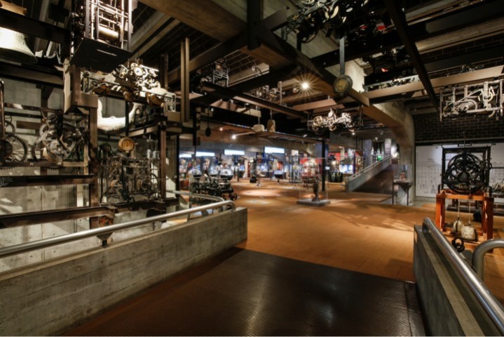 Glockenturmuhren in der Halle über dem Steg | Musée International d'Horlogerie | La Chaux-de-Fonds