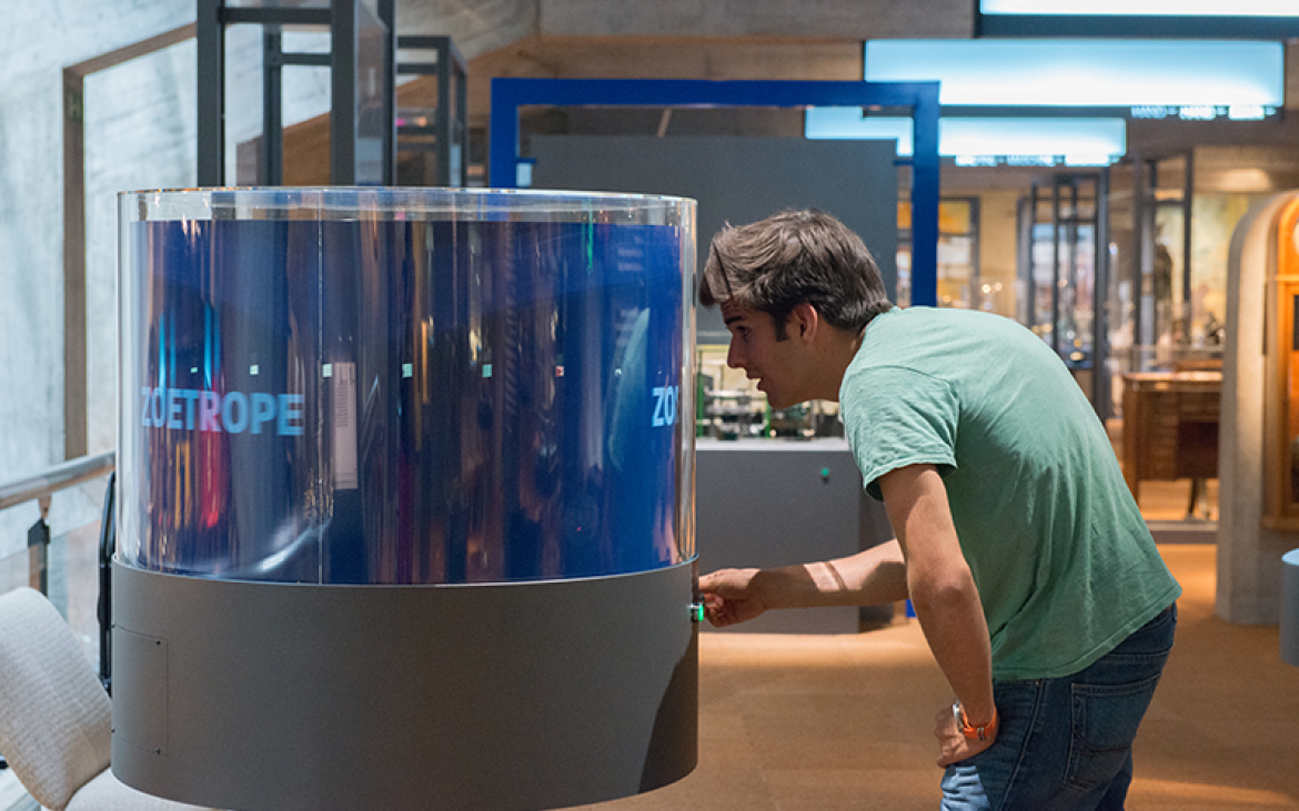Visiteur découvrant le Musée International d'Horlogerie