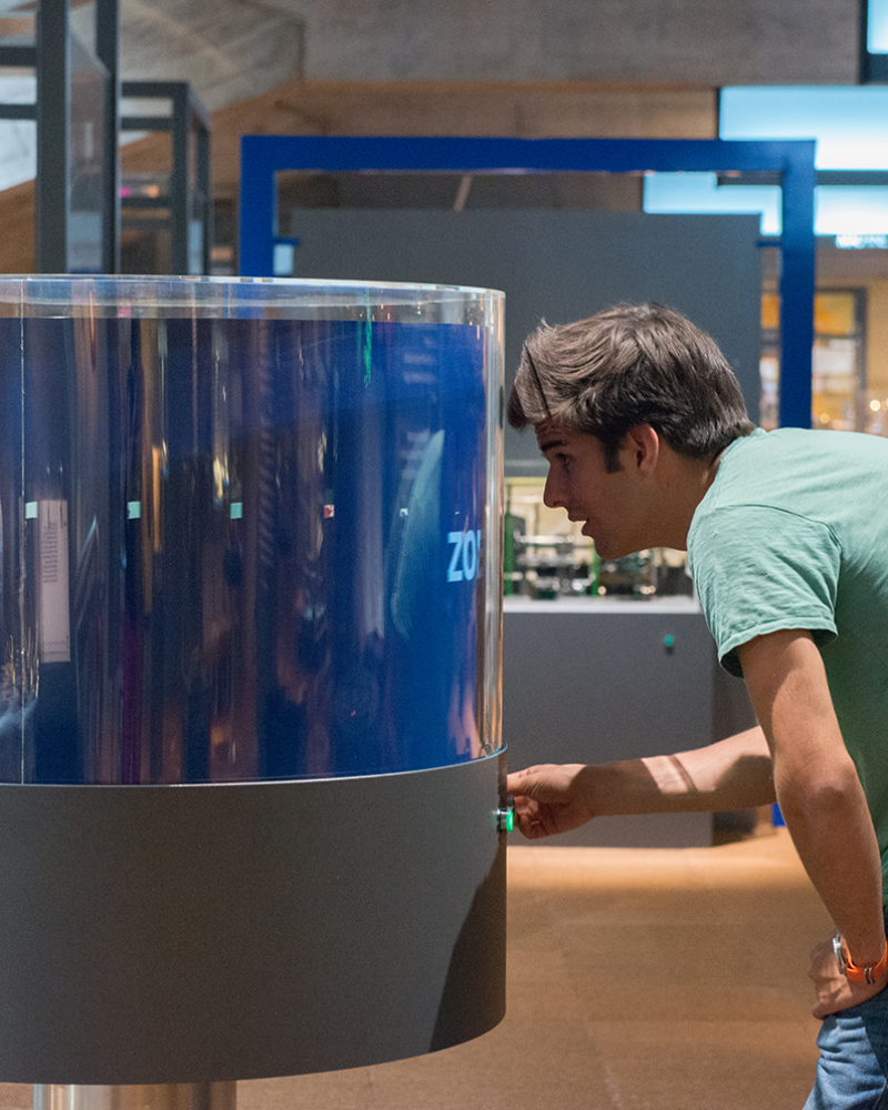 Visiteur découvrant le Musée International d'Horlogerie